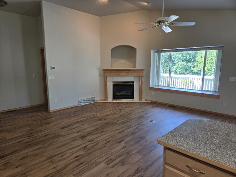 Building Photo - 404 S Chinook Cir