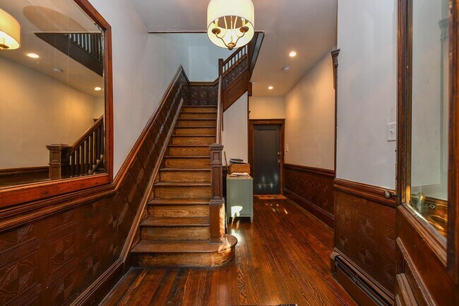 Building Photo - 722 27th St