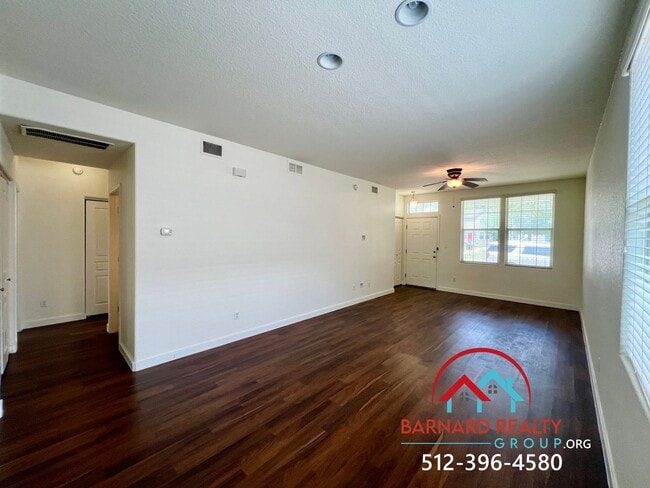 Building Photo - Available Now: Bright and Inviting 2 Bed, ...
