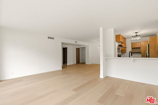 Building Photo - 8787 Shoreham Dr