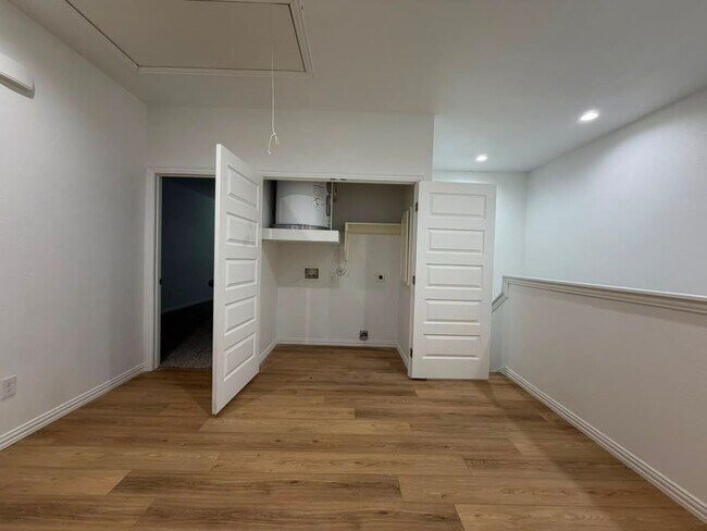 Building Photo - 6800 Oak Crest Dr W