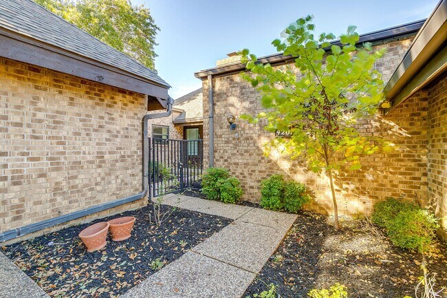 Building Photo - Easy Townhouse Living