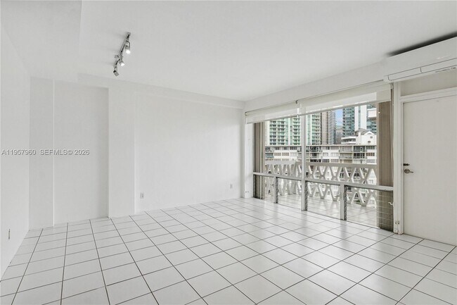 Building Photo - 1430 Brickell Bay Dr