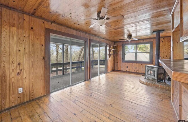 Building Photo - 20973 Lakeview Dr