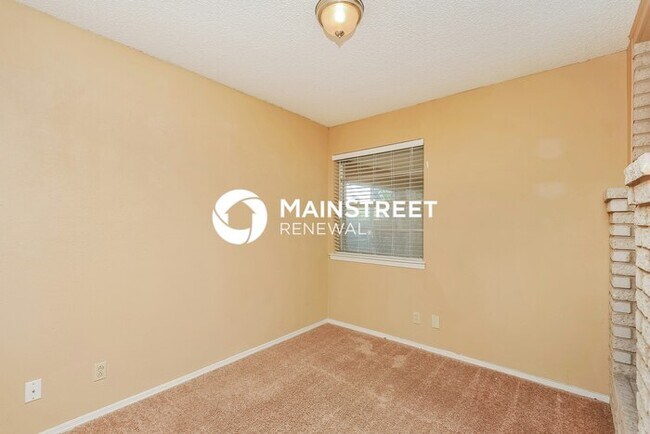 Building Photo - 3 Bedroom Pet-Friendly Home in Fort Worth, TX with Main Street Renewal