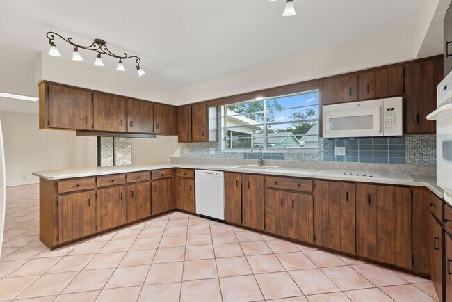 Building Photo - Spacious 4 Bedroom Ormond Beach Home with ...