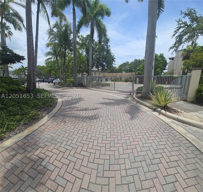 Building Photo - 8950 SW 69th Ct