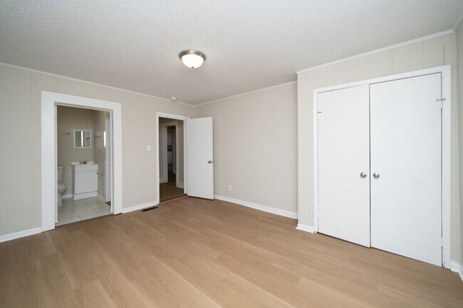 Building Photo - 1623 Holbrook Ave