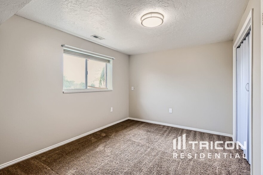 Building Photo - 1425 E 2400 N