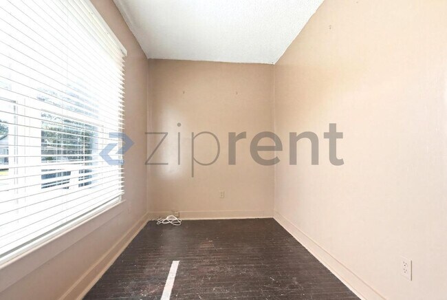 Building Photo - Unit