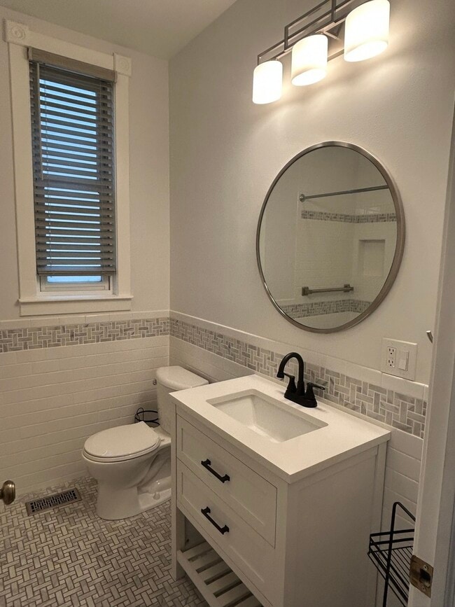 Building Photo - 1926 W Warner Ave