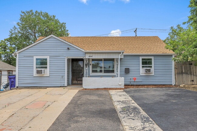 Building Photo - $2,550 - 3 Bed, 2 Bath Updated Home in Den...
