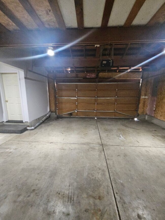 Building Photo - 3 Bedroom Home Near Schools!