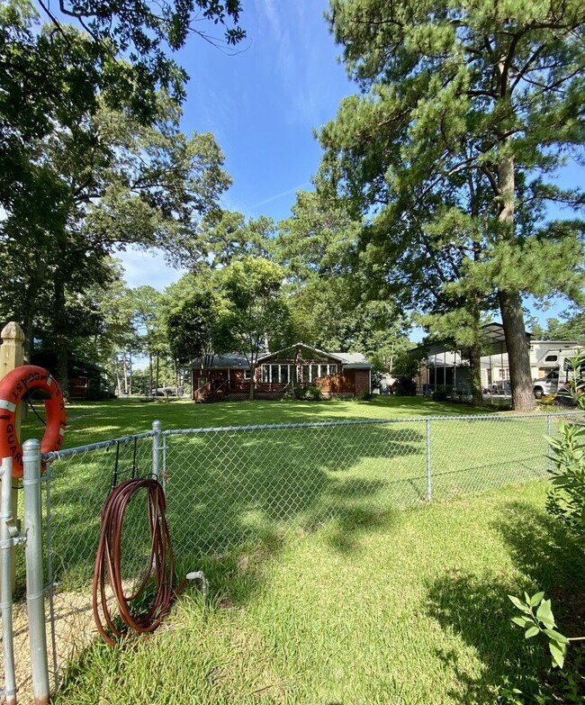 Building Photo - Beautiful Elizabeth River Home