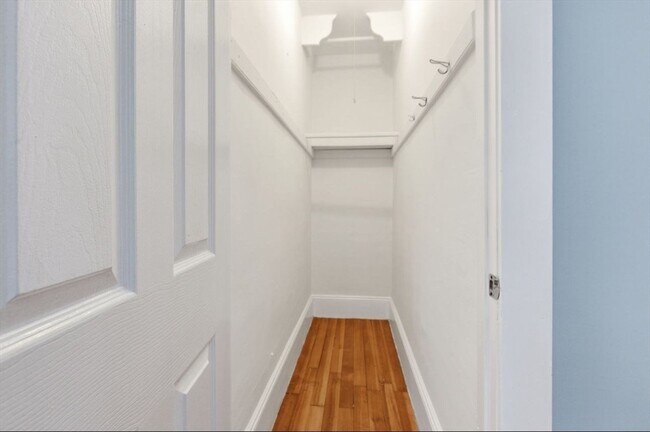 Building Photo - 20 Leslie St