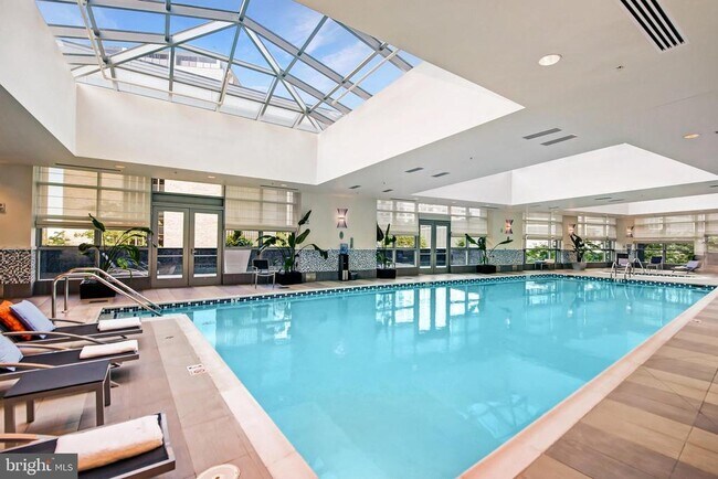 Building Photo - 1881 N Nash St