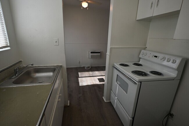 Building Photo - 2 Bed Apartment  - $1,050 - 378 N 13th Str...
