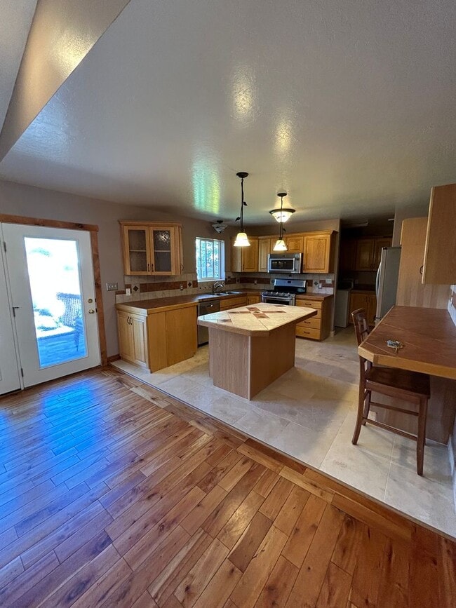 Building Photo - 5 Bedroom 3 Bathroom House in Heber, Utah