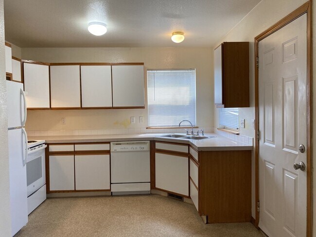 Building Photo - STUDENTS WELCOME! Single-Family Home Walking Distance to CSU!
