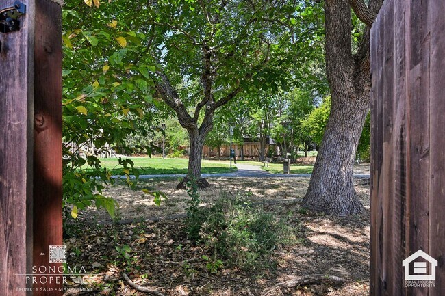 Building Photo - 424 La Quinta Ln