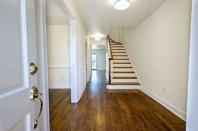 Building Photo - 420 Linkhorn Dr