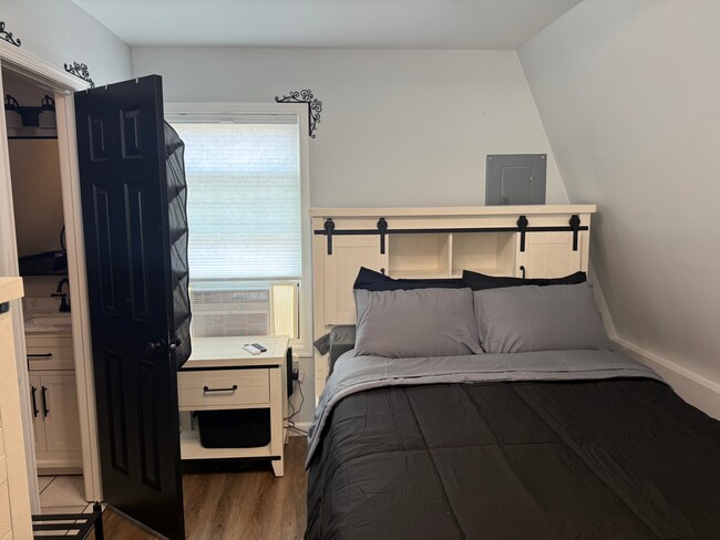Building Photo - Modern Detached (ADU) Efficiency Apartment