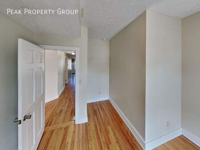 Building Photo - 1371 Summit St