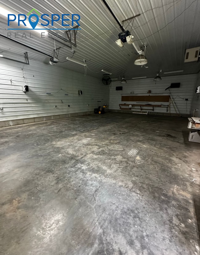 Building Photo - 3 Bedroom Farmstyle House with 3 acres!
