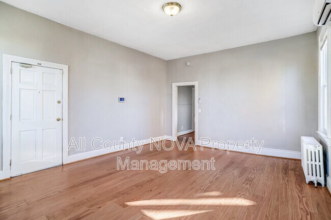 Building Photo - 305 9th St