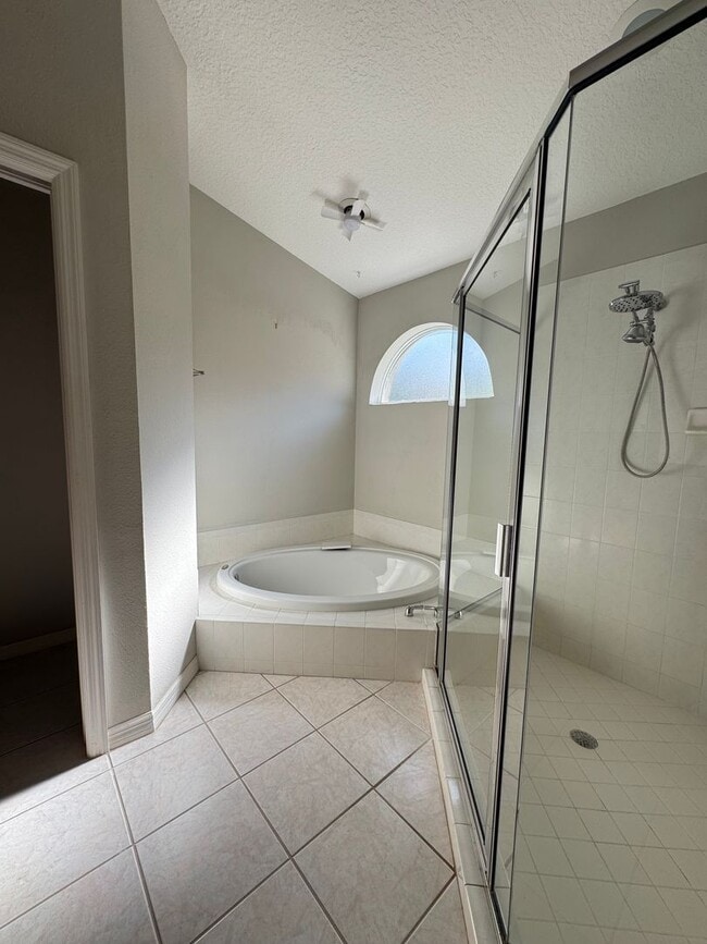 Building Photo - 4 Bedroom 2 Bathroom with Garage and Pool! Annual Rental