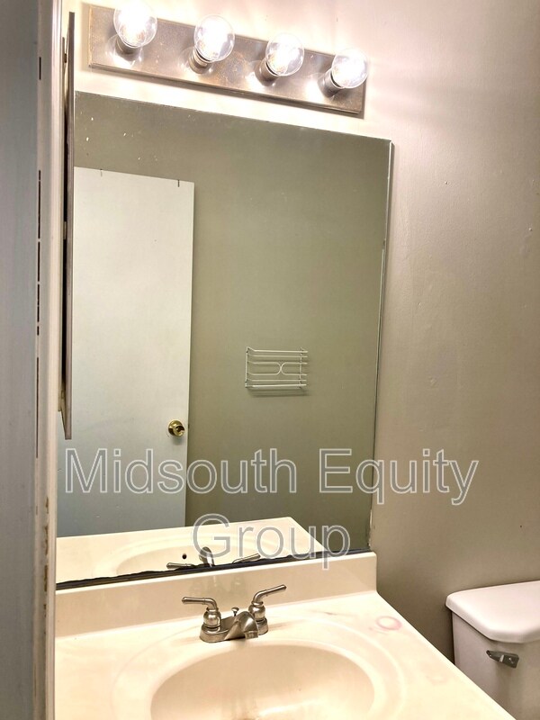 Building Photo - 603 W Mill St