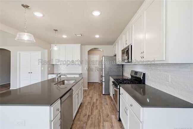 Building Photo - 3706 S 13th Pl