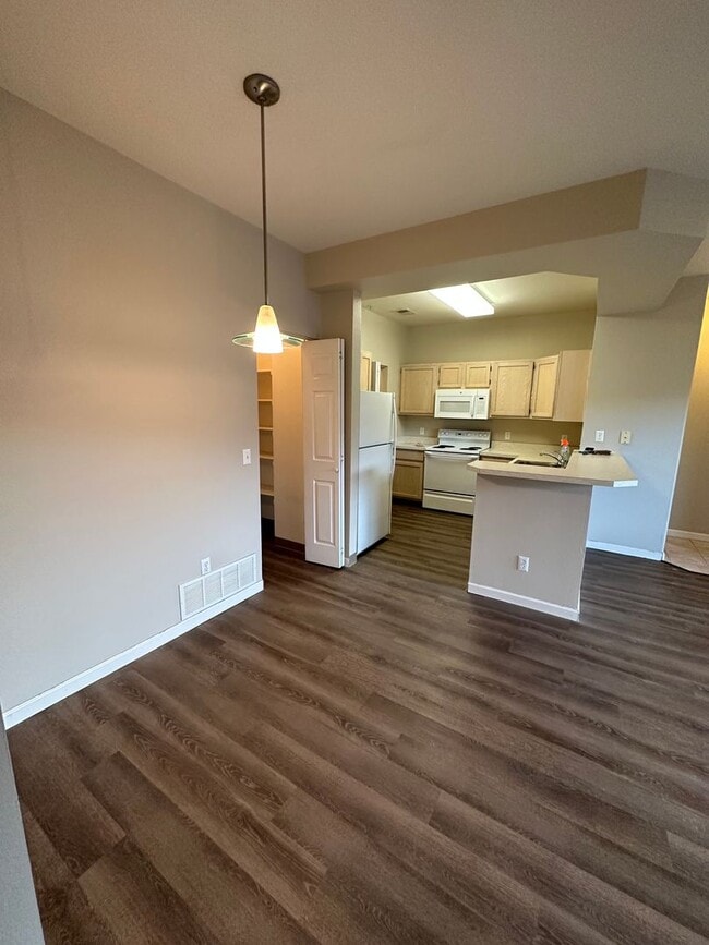 Building Photo - Updated 2 bed, 2 bath Upper Level Condo
