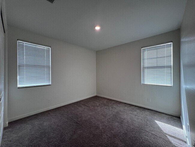 Building Photo - 1152 E Newland Dr