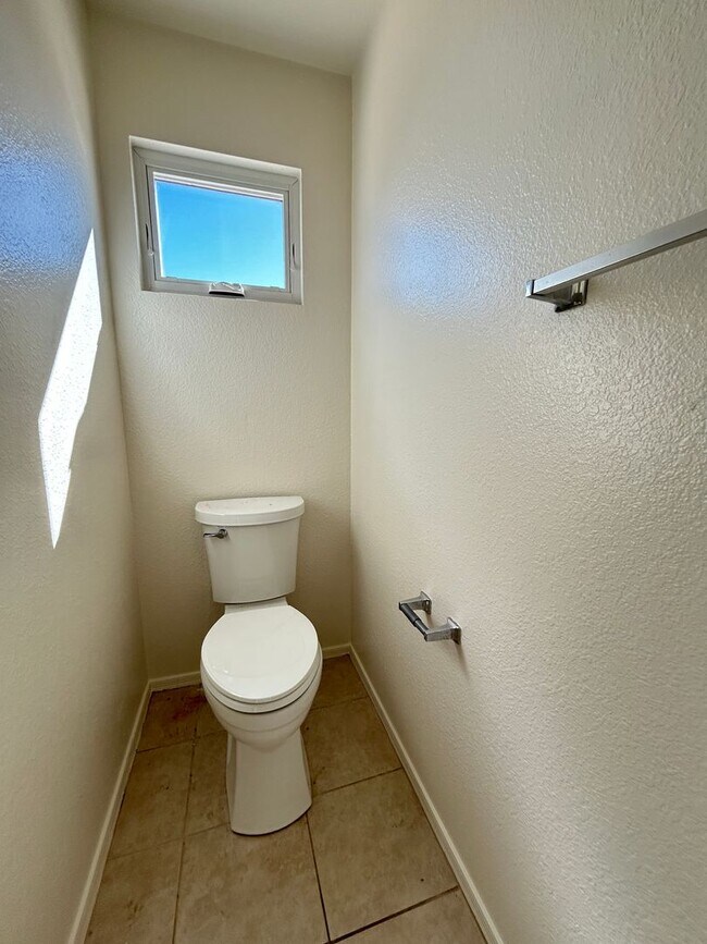 Building Photo - MUST SEE HOME IN AVONDALE WITH POOL!