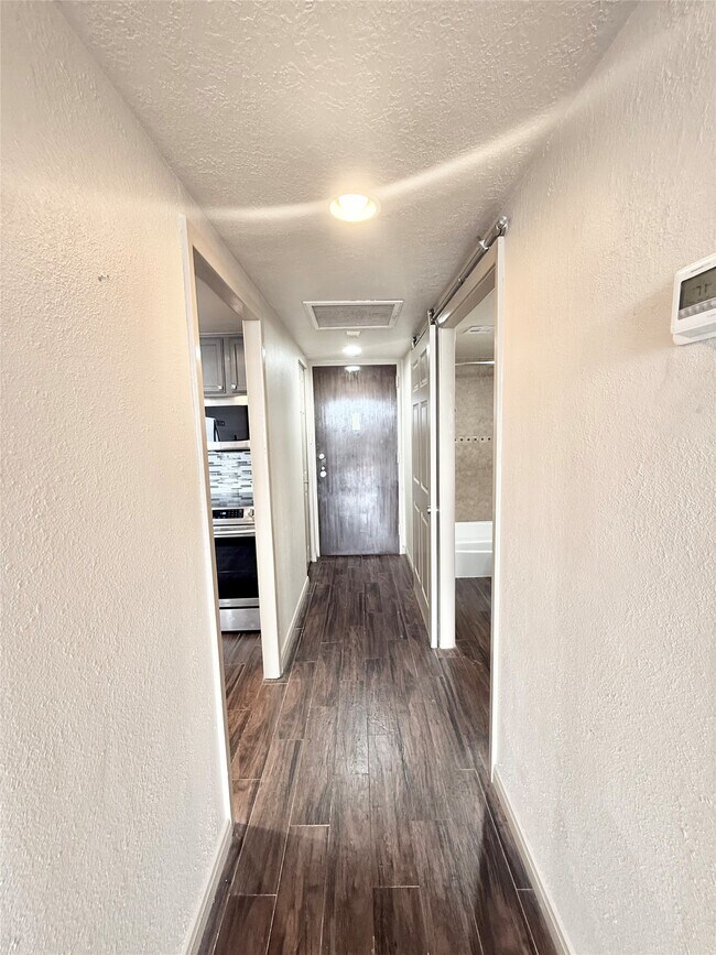 Building Photo - 2016 Main St