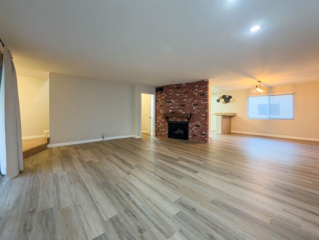 Building Photo - Spacious 4BR with Bonus Room in Cabrini Villas!