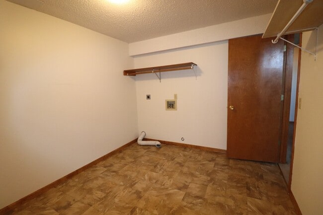 Building Photo - Spacious Townhome