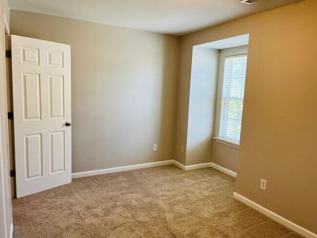 Building Photo - Prime location, lots of extra sqft, fenced...