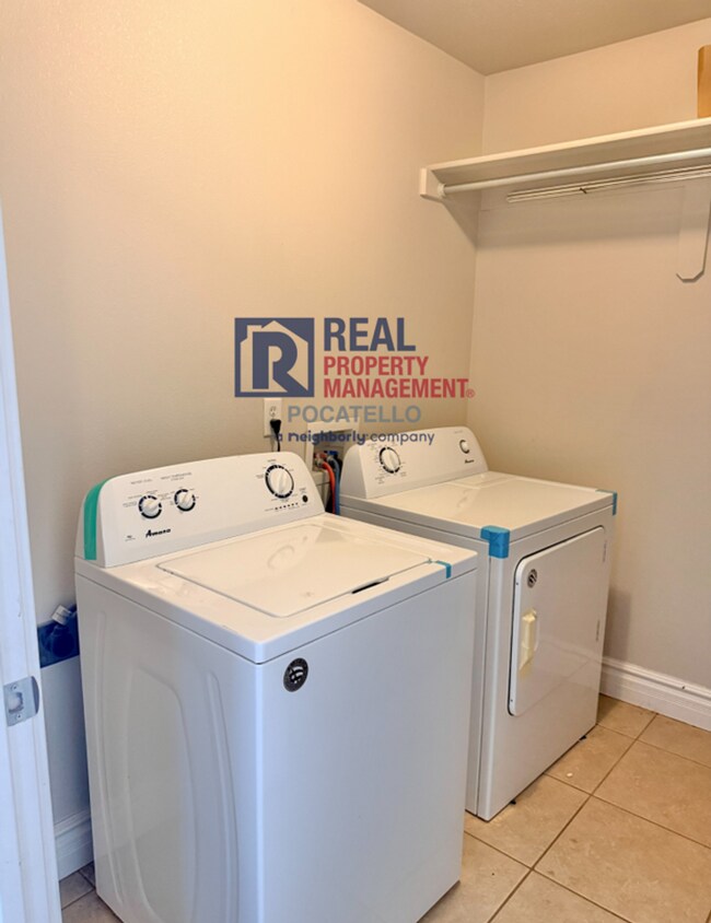 Building Photo - 3 bed 2.5 bath 2 car garage house - pets negotiable