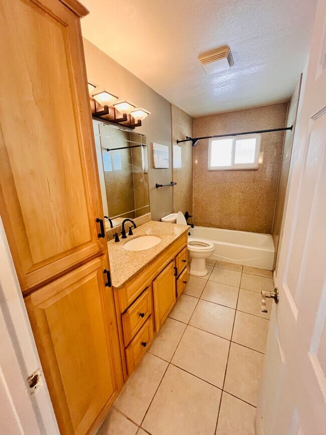 Building Photo - Beautiful 3 Bedroom 2 Bath Home with SOLAR...