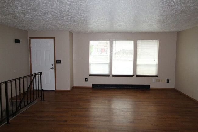 Building Photo - 723 E Broad Ave