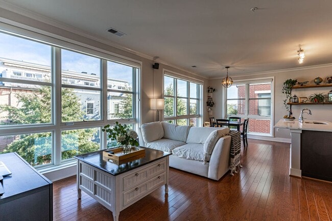 Building Photo - 2 Bed, 2 Bath Condo Bathed in Natural Light