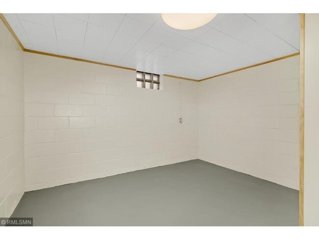 Building Photo - 3 bedroom 2 bathroom house with detached g...