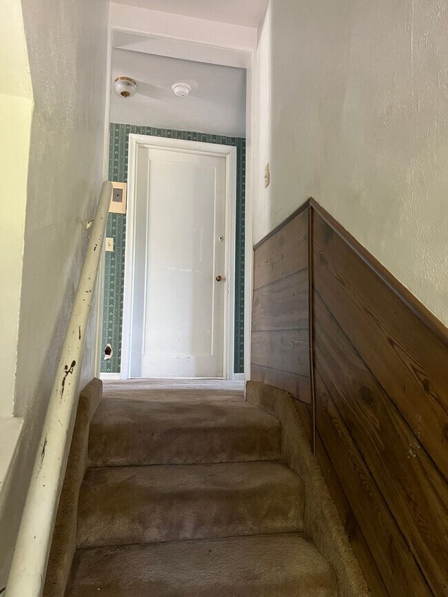 Building Photo - Charming 5 Bed, 2 bath home in the heart of Rexburg with detached 3 CAR GARAGE!!!!