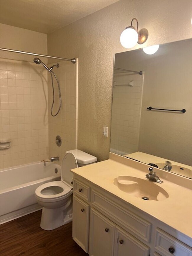 Building Photo - 1006