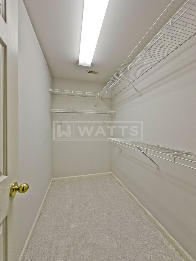 Building Photo - 2080 Stone Brook Dr