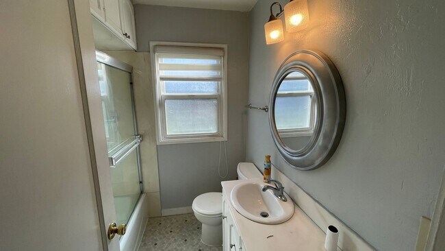 Building Photo - Charming 2 bedroom 1 bathroom home in Concord