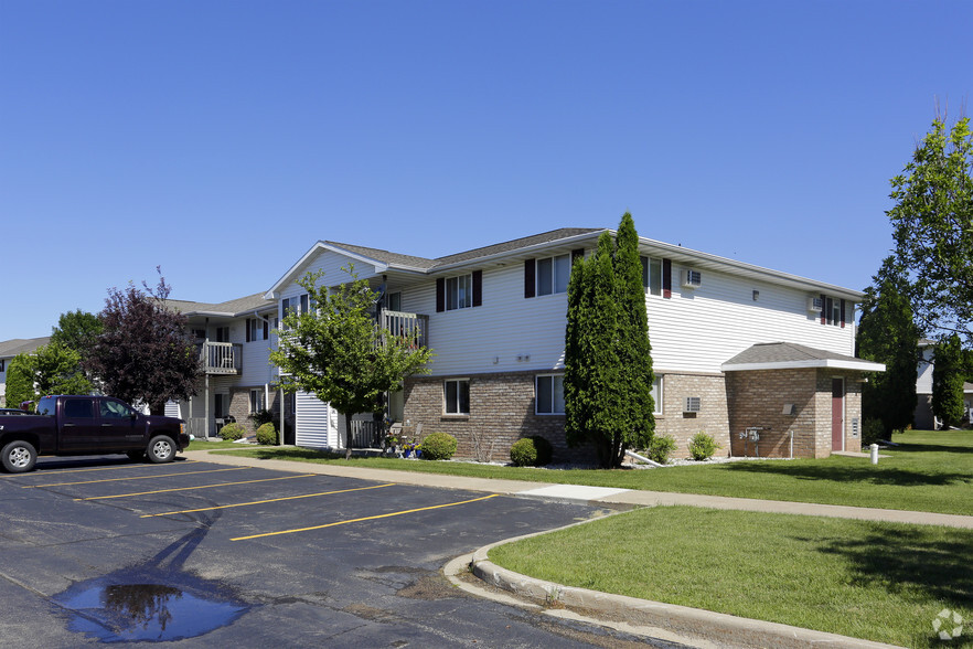 Primary Photo - BREEZEWOOD APARTMENTS