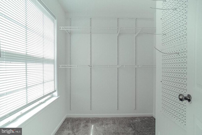 Building Photo - 5702 Cambridge Dr